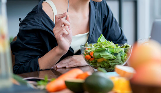 食事を楽しむ女性