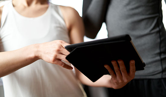 トレーナーと話す女性