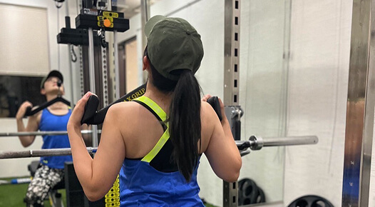 ケーブルトレーニングをする女性